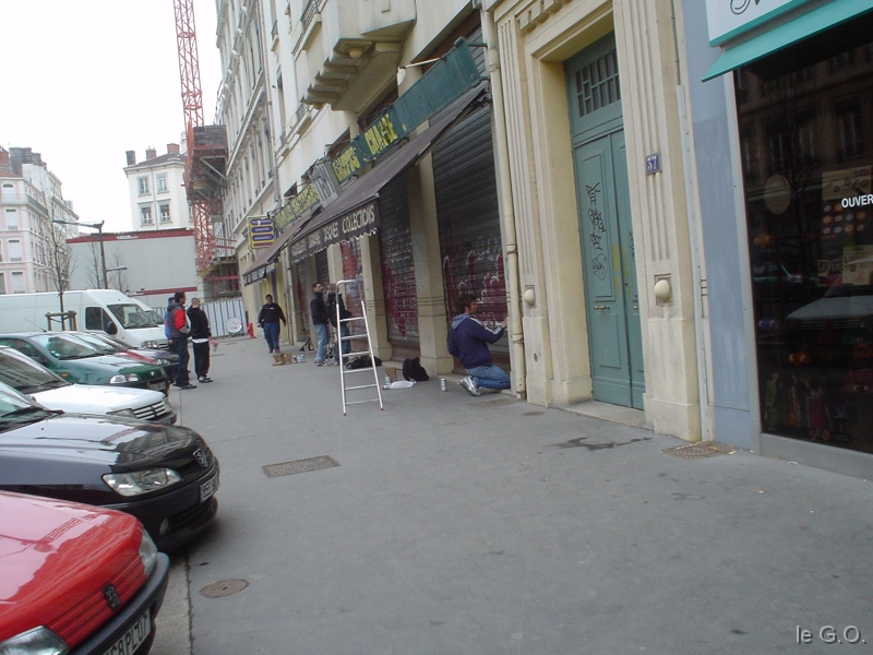 DSC05195 Des jeunes en train de re-dcorer les rideaux d'un magasin