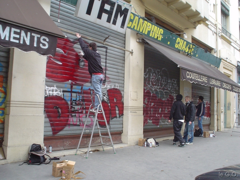 DSC05196 Des jeunes en train de re-dcorer les rideaux d'un magasin