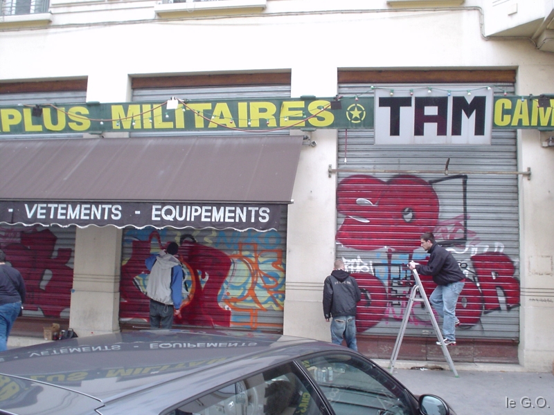 DSC05200 Des jeunes en train de re-dcorer les rideaux d'un magasin