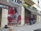DSC05196 Des jeunes en train de re-dcorer les rideaux d'un magasin
