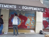 DSC05198 Des jeunes en train de re-dcorer les rideaux d'un magasin