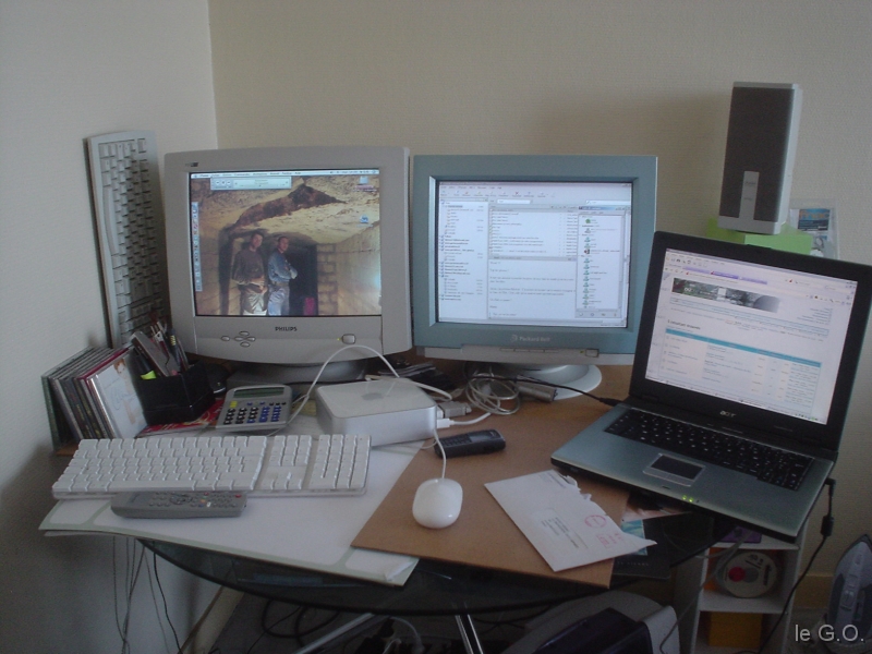 DSC05764_PC Mon bordel au bout de 3 jours  la maison...
1er cran sur le Mac Mini de ma mre et 2me cran sur mon laptop!