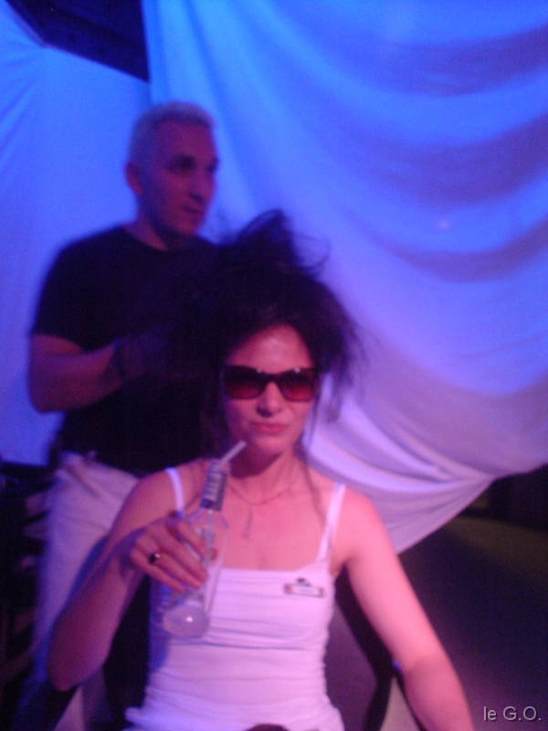 DSC05796 Anouk entre les bras du coiffeur!